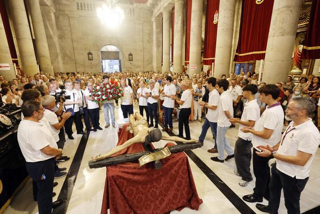 Emotivo descendimiento del Cristo de la Victoria