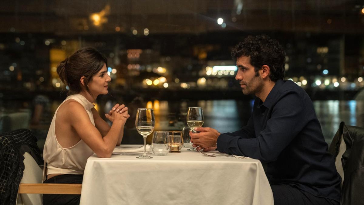 Fotograma de 'Clanes', aparece Tomar Navas y Clara Lago