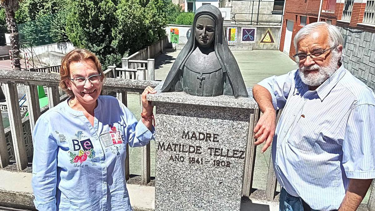 Isabel Miranda y Javier Gurdiel, en el centro educativo noreñense. | A. Illescas