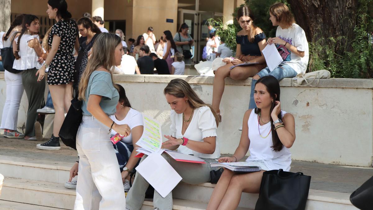 Estudiantes malagueñas durante la realización de las pruebas en la Facultad de Medicina de Málaga