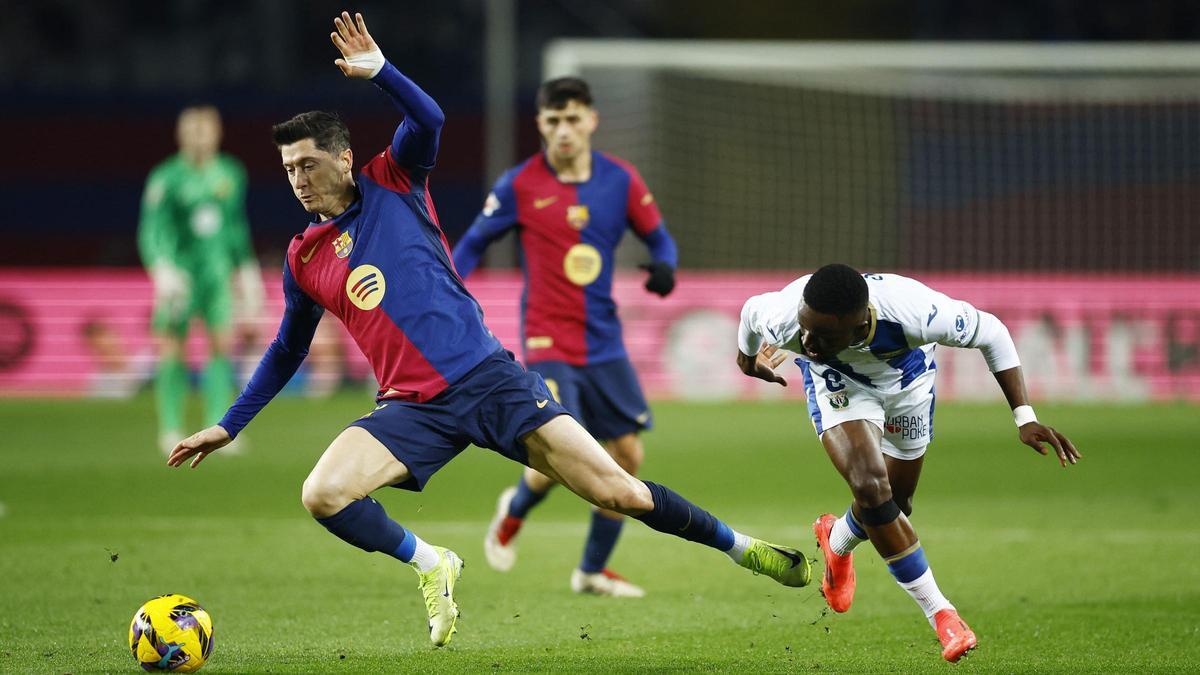 Lewandowski pelea con Cisse durante el Barça-Leganés en Montjuïc.