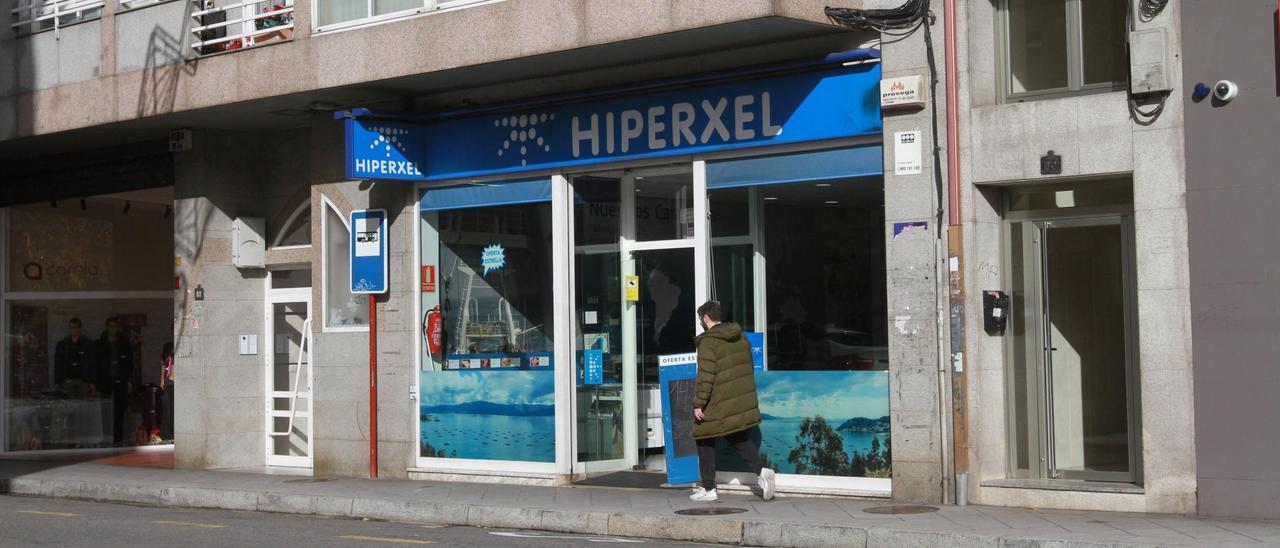 Fachada de una tienda Hiperxel localizada en Ourense.