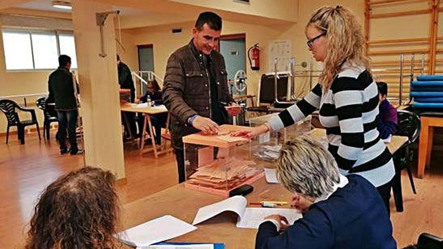 Un vecino ejerce su derecho al voto en un colegio electoral del partido judicial de Toro.