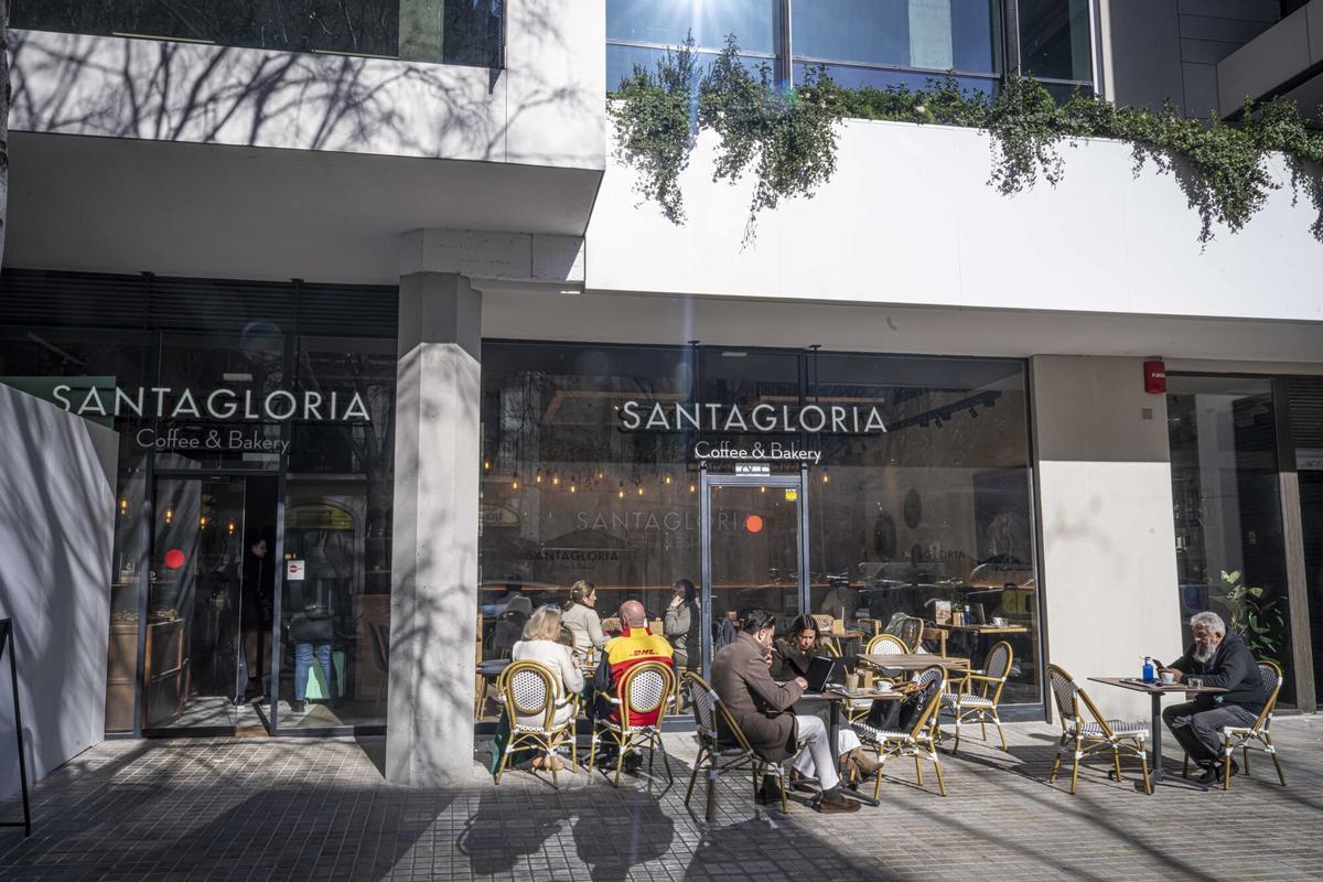 Barcelona, 18/02/2026 Barcelona. Repor sobre talento que ha regresado a barcelona por la apertura de la sede de AstraZeneca. varios perfiles. Tema largo. En Edificio Estel.  Personas: Nuria Folguera, Ana García del Molino (la del vestido rojo), y Francesc Muyas. AUTOR: MANU MITRU