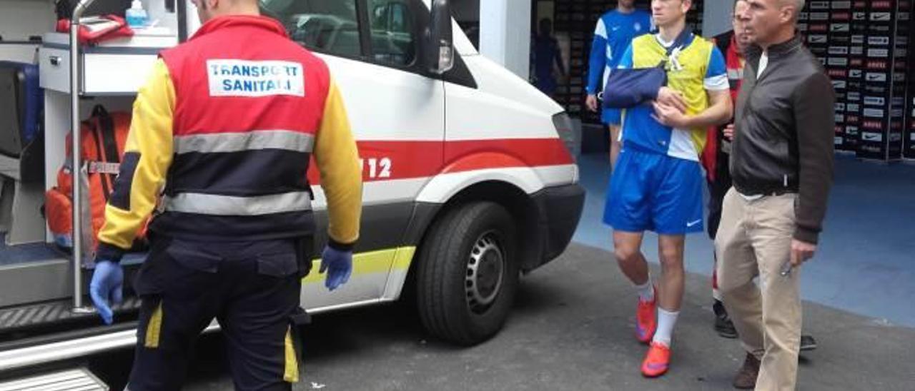 El delantero Benja, ayer, antes de entrar en la ambulancia tras fracturarse la clavícula. Detrás de él, su compañero Rojas.