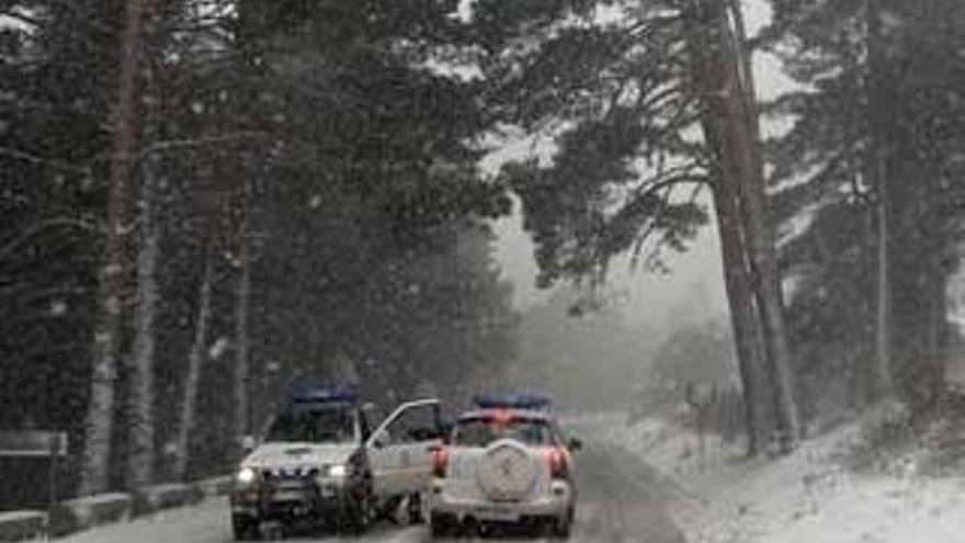 Cortadas la A-6 y la A-1 por la nieve