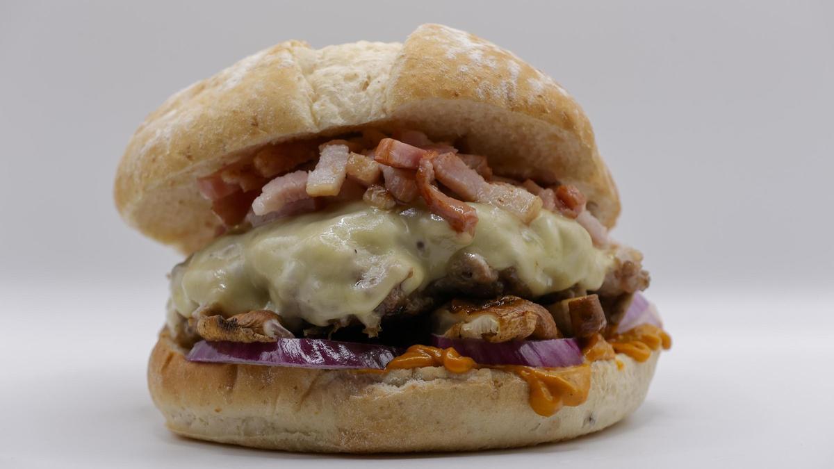 Así de suculenta es la Hamburguesa Centenario, de Nacho Tello, con motivo del centenario de El Periódico Extremadura