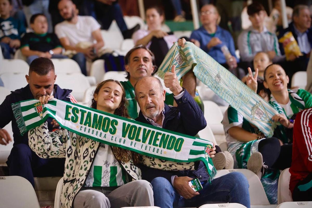 Córdoba CF-Cartagena | Las imágenes de la afición blanquiverde en El Arcángel