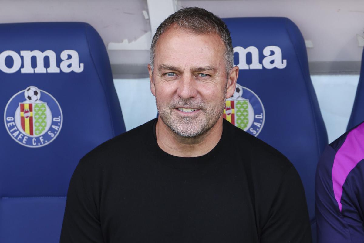 Hansi Flick,sonríe antes de empezar el partido de Getafe.