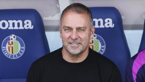 Hansi Flick,sonríe antes de empezar el partido de Getafe.