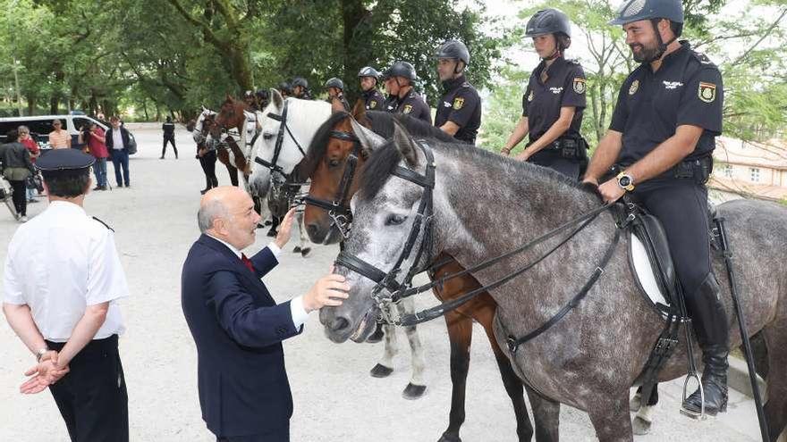 Javier Losada ante el grupo de caballería de la policía que patrullará los montes gallegos.