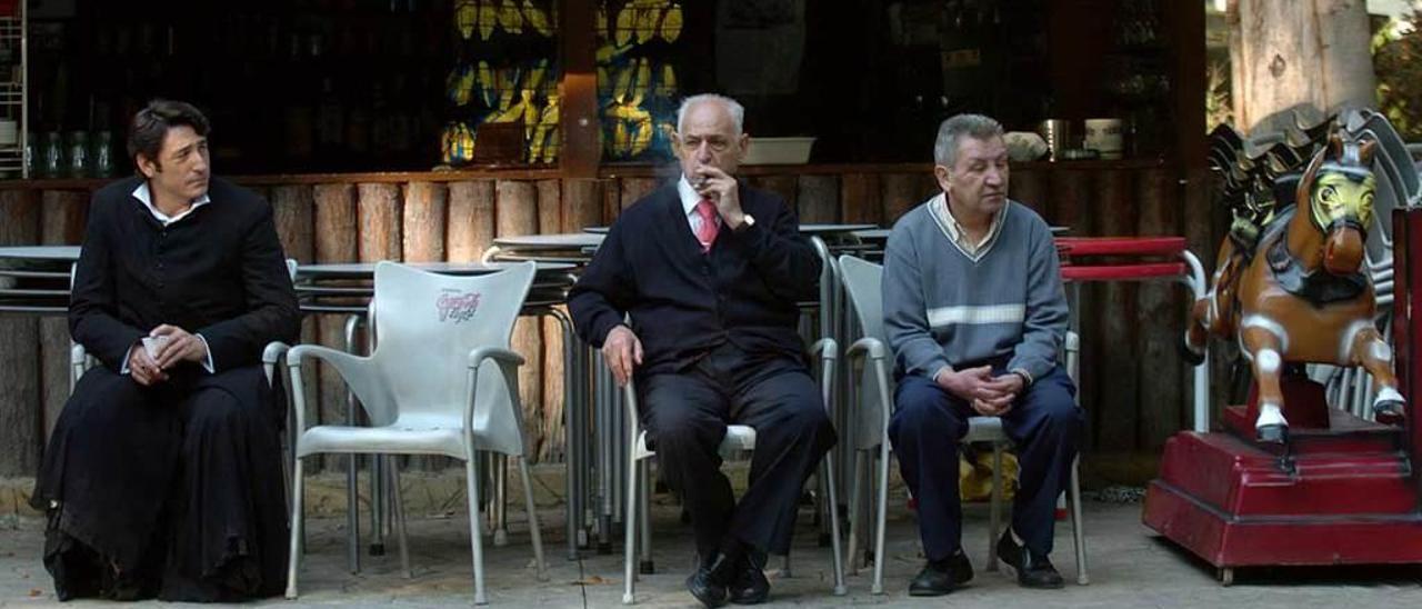 Carmelo Gómez, a la izquierda, en el aguaducho del Campo, en el rodaje simultáneo de &quot;Oviedo Express&quot; y &quot;Luz de domingo&quot;, en 2011.