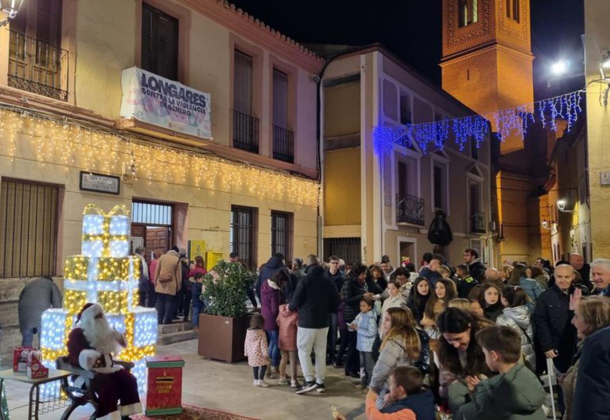 Papá Noel fue el encargado de encender las luces. | SERVICIO ESPECIAL