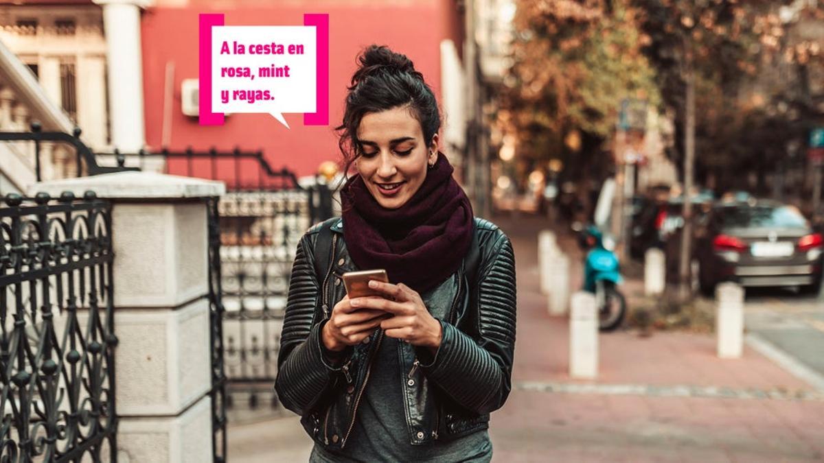 Una chica se compra carcasas con su móvil