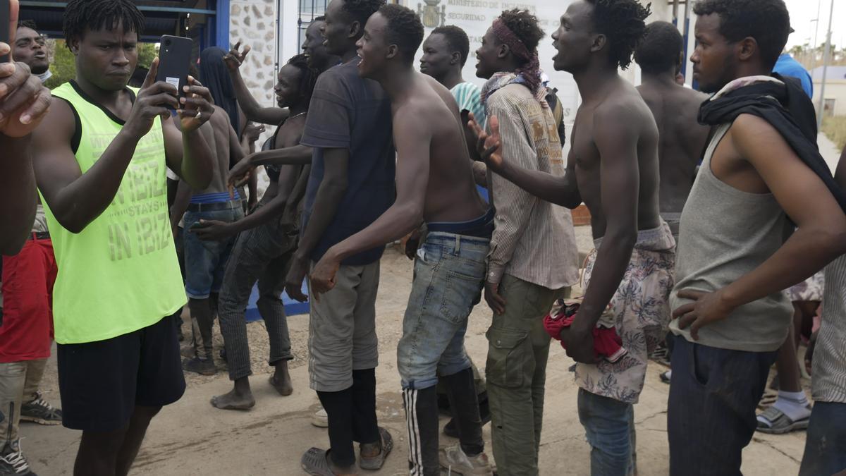 Decenas de migrantes entran en Melilla tras romper puerta de paso fronterizo