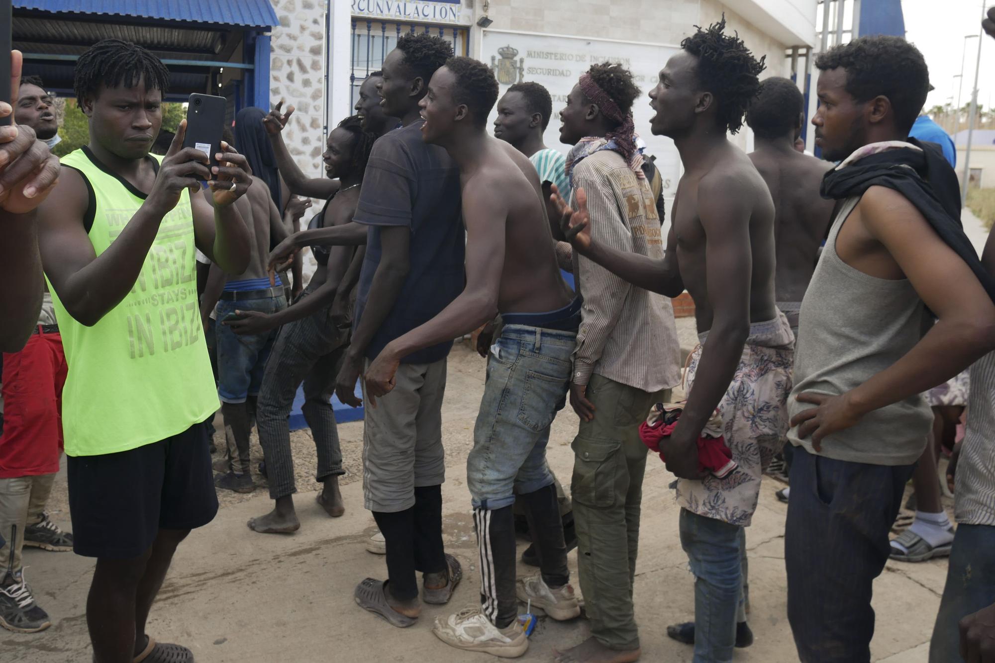 Decenas de migrantes entran en Melilla tras romper puerta de paso fronterizo