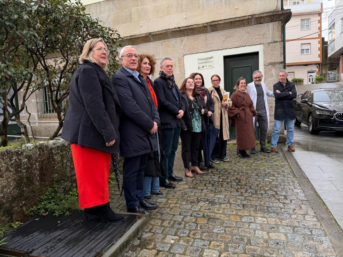 El conselleiro Gómez Caamaño, entre la Araceli Gestido y Loli Hermelo, este martes en la UAD de Cangas