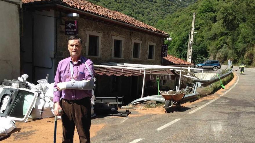 José Millán Martínez, ayer, delante del bar de su esposa.