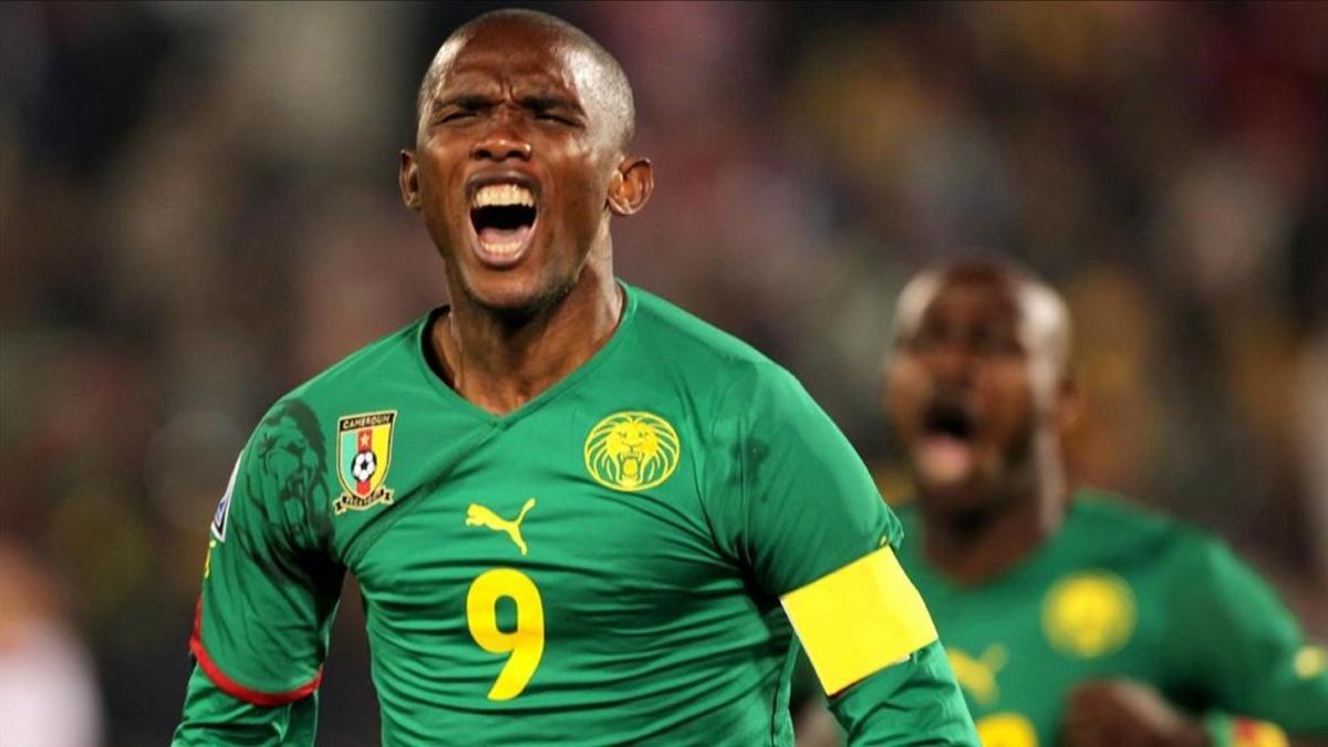 Samuel Eto'o durante un partido con la selección de Camerún.