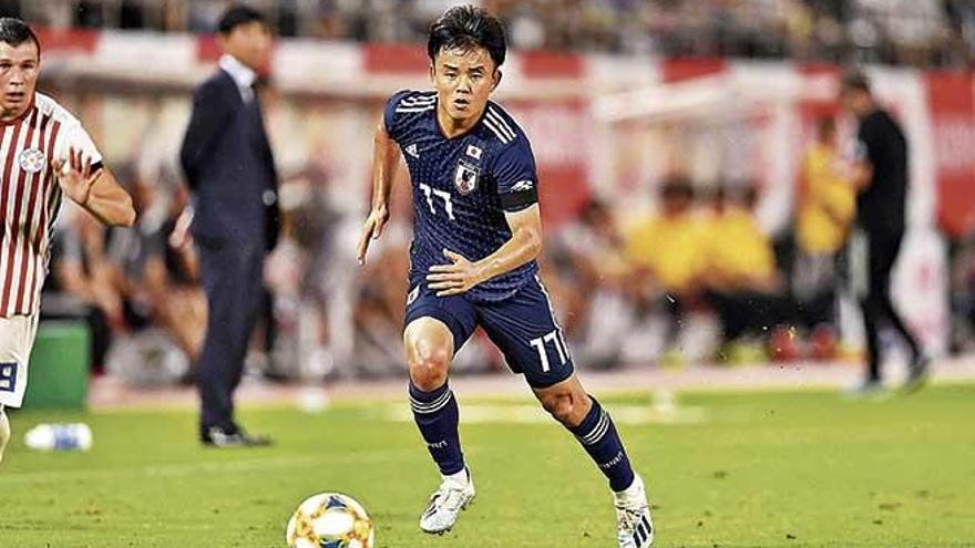 Kubo conduce el balÃ³n en el encuentro que JapÃ³n disputÃ³ ante Paraguay.