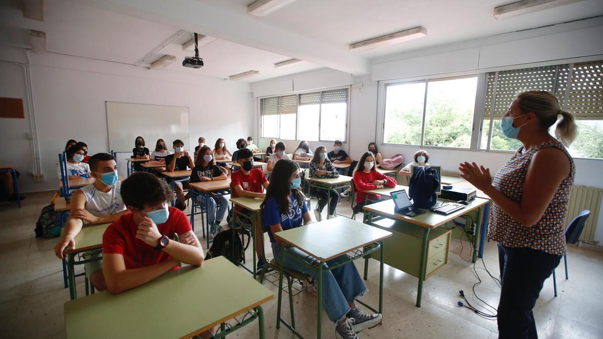 Alumnos de educación Secundaria, durante el primer día de clase del presente curso.