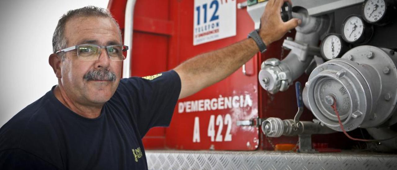 Jesús Ferrara es conductor de autobomba.