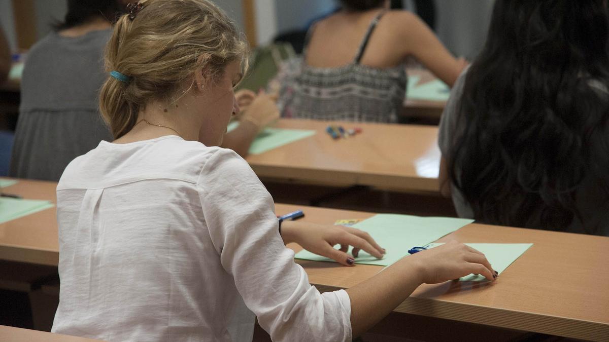 La Junta convoca dos pruebas anuales para la obtención del título de Graduado en ESO para mayores de 18 años