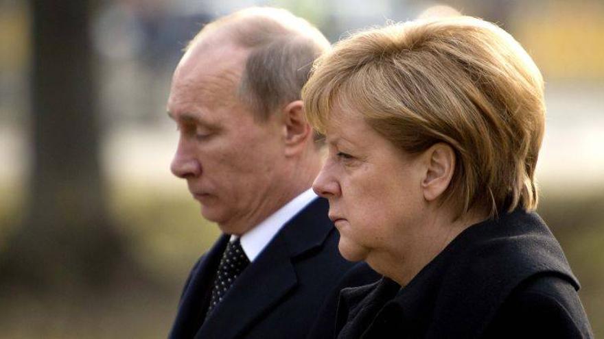 Merkel y Putin inauguran una feria tras visitar el cementerio de víctimas nazismo