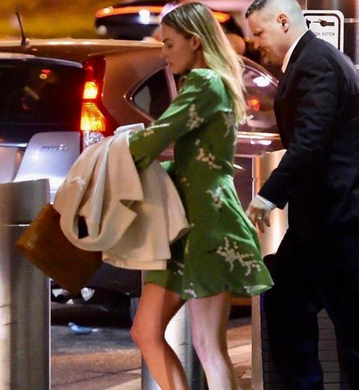 Margot Robbie con el vestido de Realisation Par