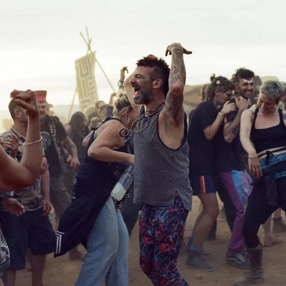 Una imatge de la ‘rave’
inicial de la pel·lícula ‘Sirat’. | EL PERIÓDICO