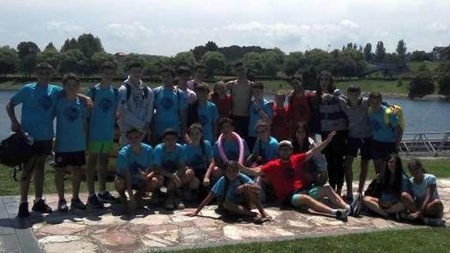 Jóvenes cullerdenses practican kayac en la laguna de Fonteculler