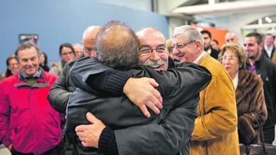 A la izquierda, Varela recibe la felicitación de un amigo. A la derecha, Gonzalo Morís elogia la figura de Varela ante los compañeros, reunidos en el pasillo del centro formativo gijonés.  | marcos león