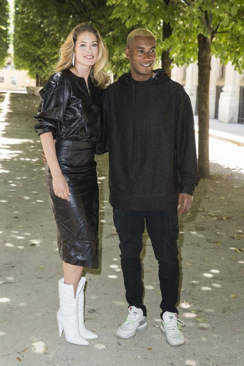 Doutzen Kroes y su marido Sunnery Jones, en el desfile de Louis Vuitton en París