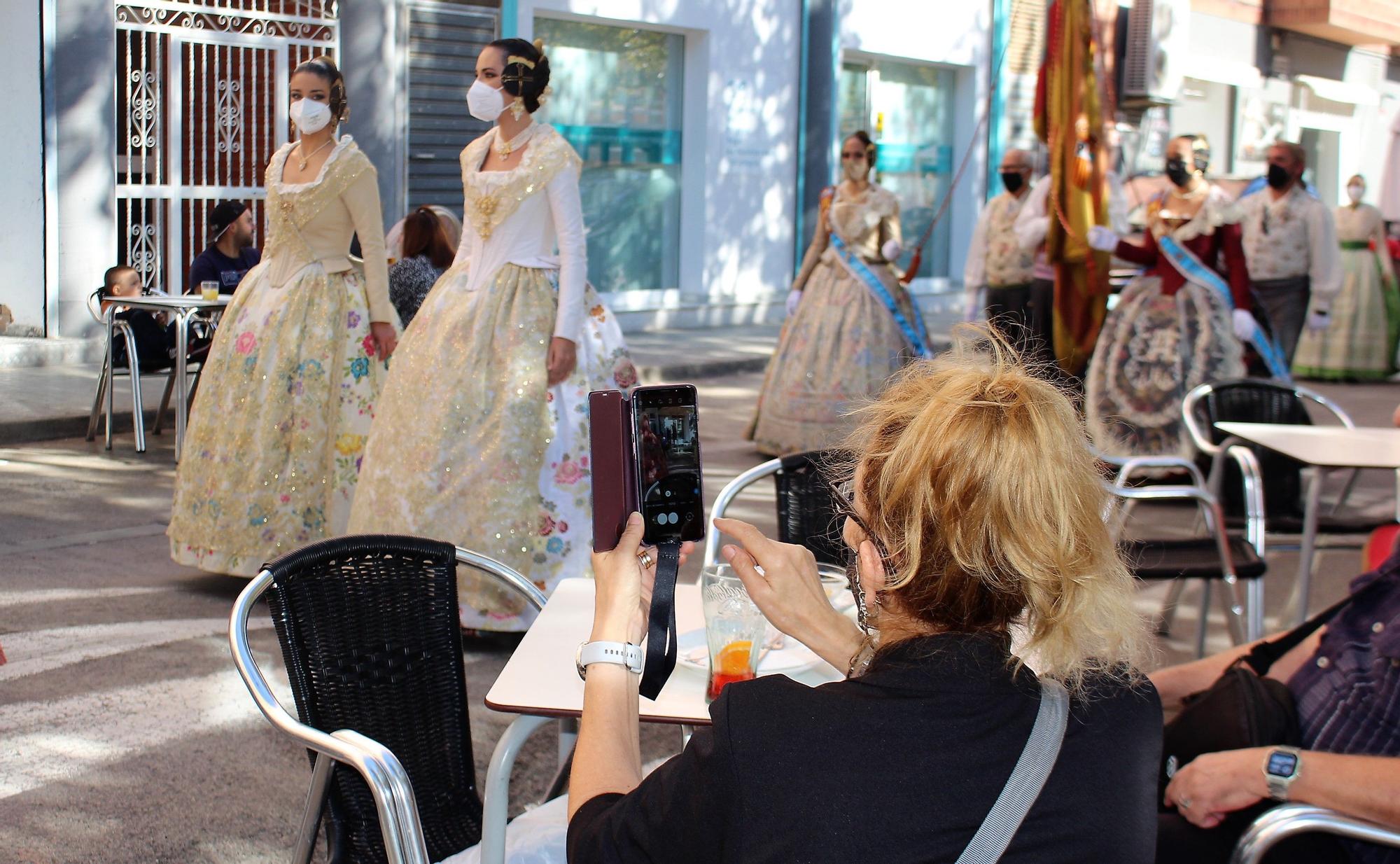 Carmen, Nerea y las cortes acompañan a las fallas de Quart y Xirivella en la procesión de la Senyera