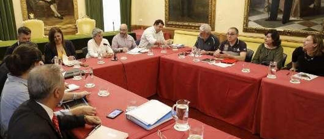 Asistentes a la primera reunión de seguimiento del pacto &quot;Gijón crece&quot; tras el cambio de gobierno.
