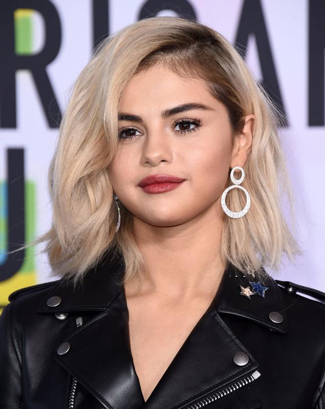 Selena Gomez con el pelo tras las orejas