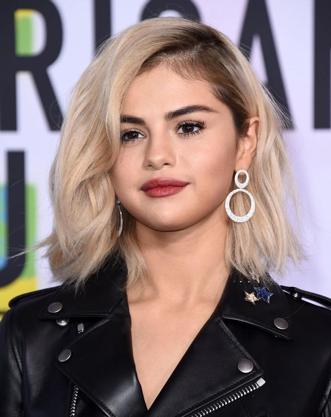 Selena Gomez de rubia platino en los American Music Awards