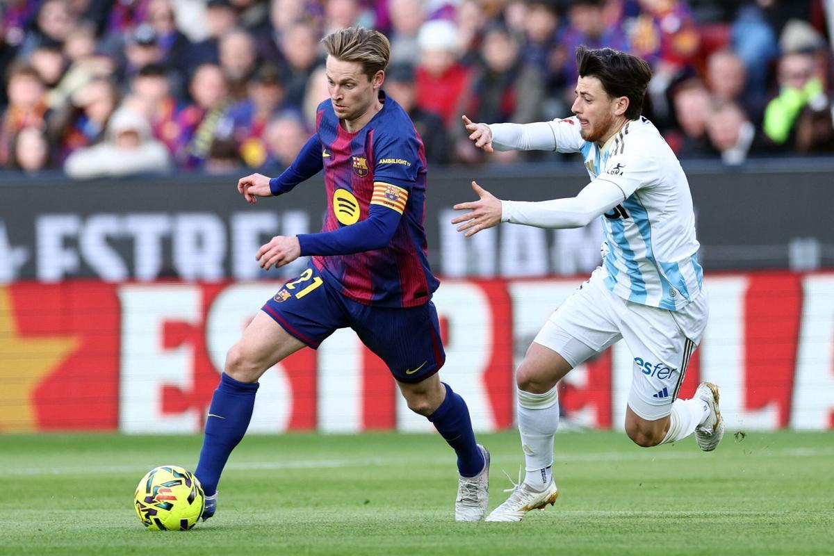 De Jong elude a David Costas en el Barça-Oviedo disputado en el Camp Nou.