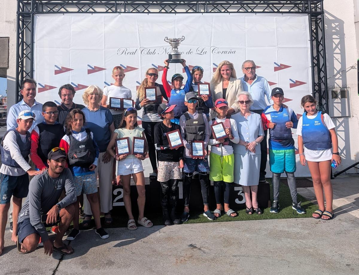 Foto de familia de autoridades y ganadores.