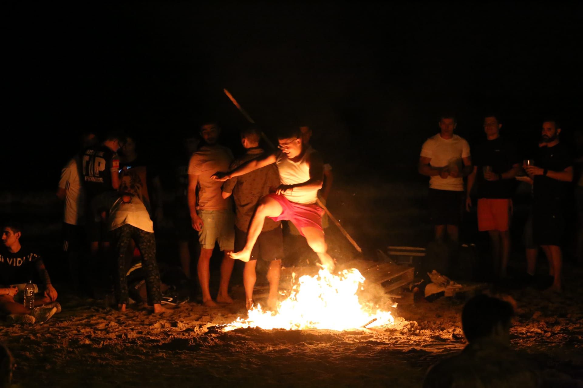 Vuelve la tradición de las hogueras a las playas de Alicante, pero sin botellón