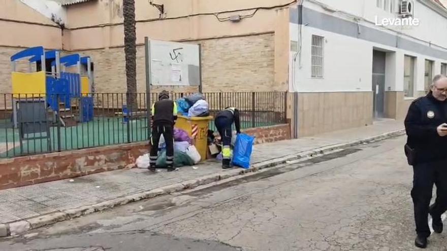 La declaración de emergencia sanitaria por la huelga no logra erradicar la basura de las calles de Carcaixent