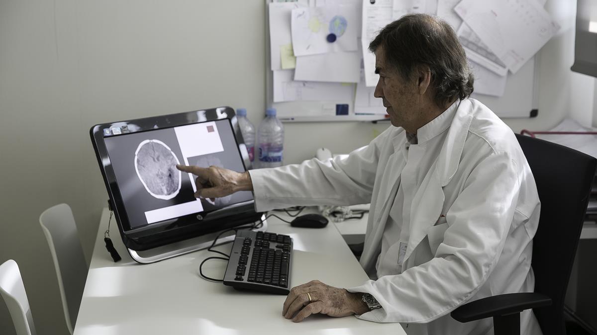 El neuropediatra del hospital Sant Joan de Déu Jaume Campistol observa una imagen del cerebro de un niño.