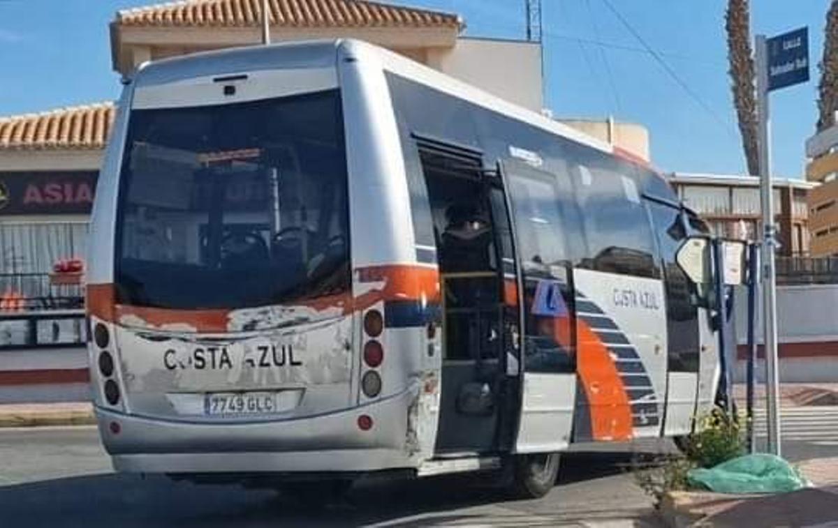 Minibus de Avanza que circula por Orihuela Costa y Torrevieja con el logo de la anteriror empresa, matriculado hace 15 años