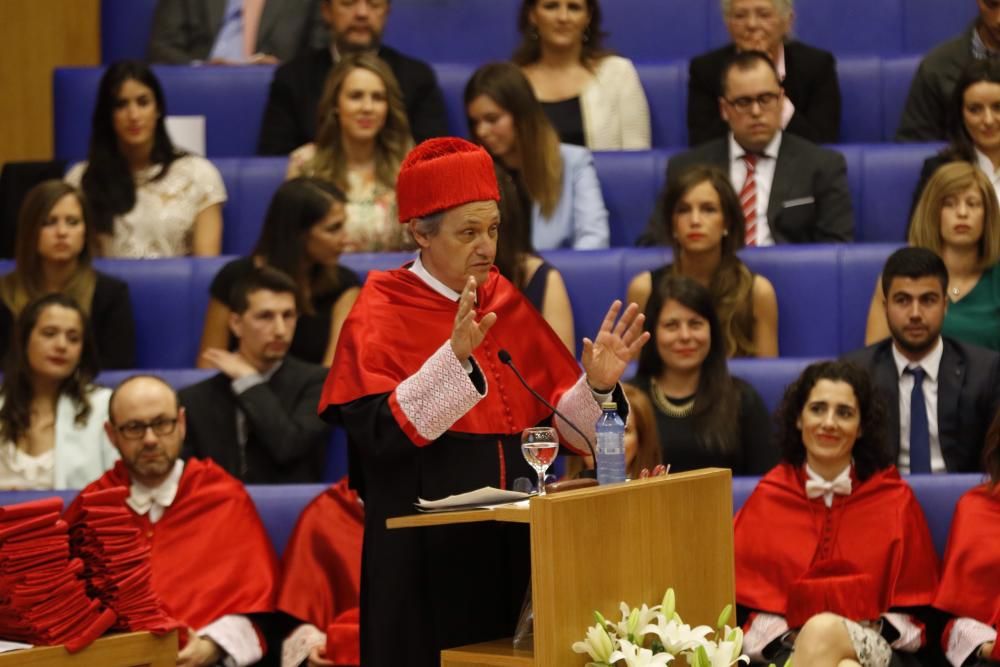 Graduación de "Teleco" y Derecho Económico