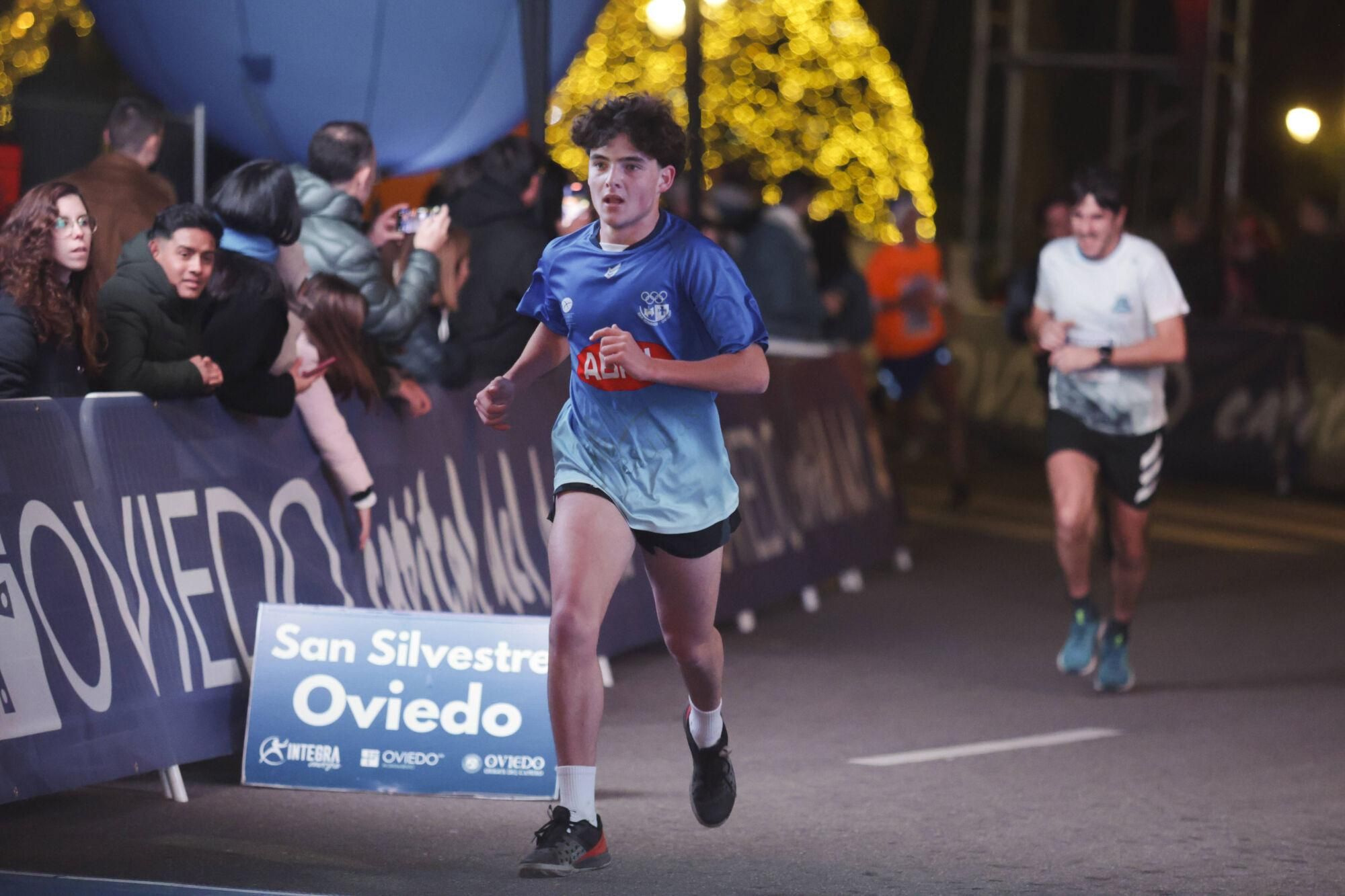 EN IMÁGENES: Alejandro Onís y Mariam Benkert saltan del segundo al primer puesto en la San Silvestre de Oviedo