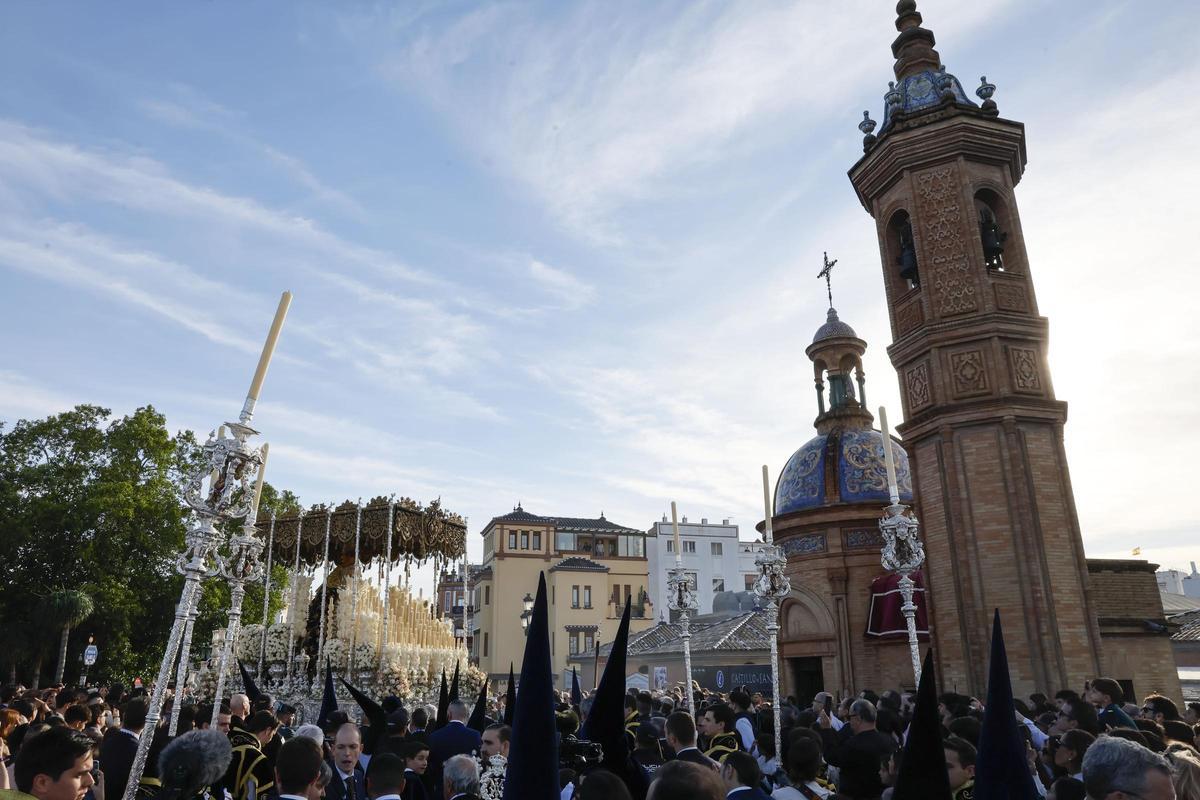 La sevillana Virgen de la Estrella abandona el barrio de Triana por el puente de Isabel II.