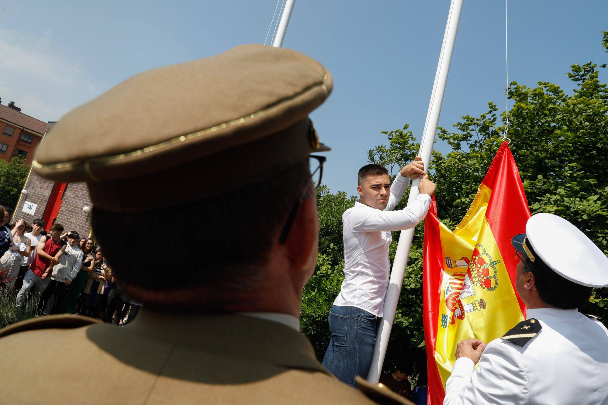 EN IMAGENES: Así fue el izado de bandera en el IES Número 5 de Avilés