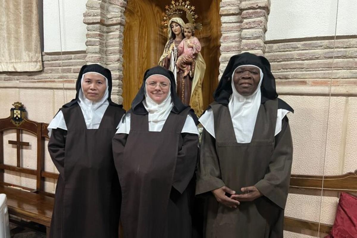 Sor Jennifer junta a dos de las hermanas del convento.