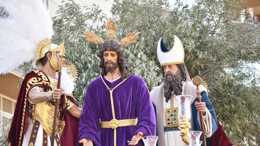 Una joven con leucemia ofrece una emotiva ofrenda floral en la procesión de la Humildad de Cáceres