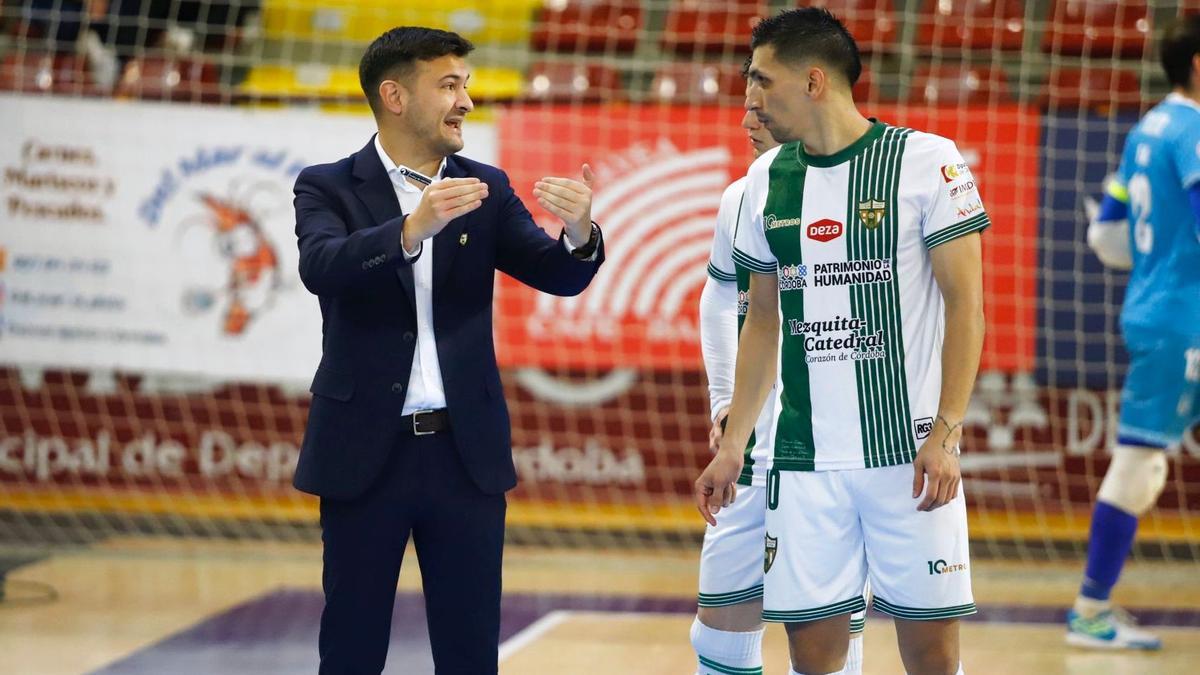 Emanuel Santoro da instrucciones a Arnaldo Báez.
